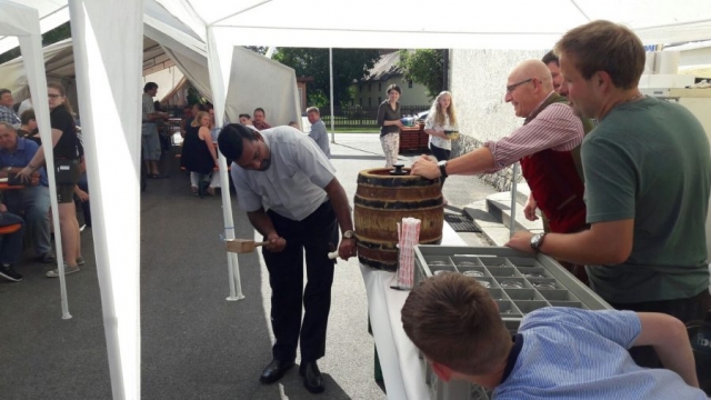 Pater Jose beim Fassanstich