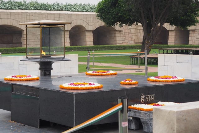 Denkmal aus Stein für Mahatma Gandhi