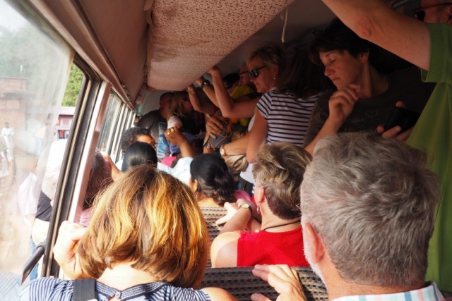 Menschengegränge in einem Bus