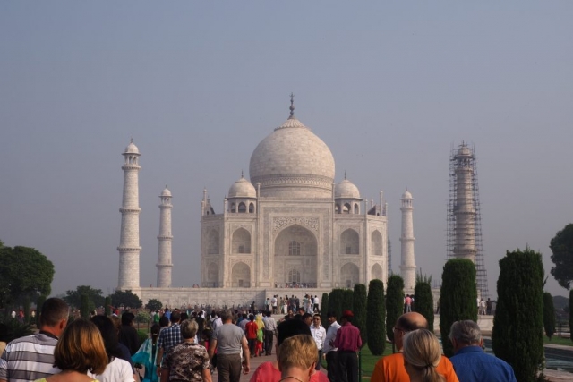 Reisegruppe vor dem Taj Mahal