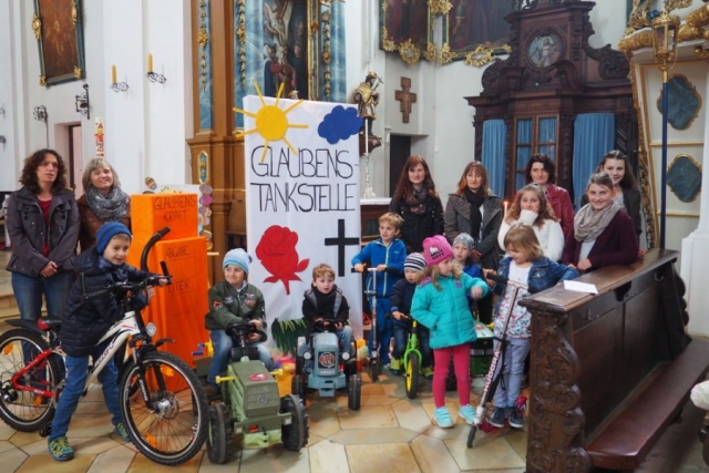 Mütter mit Kindern beim Gottesdienst