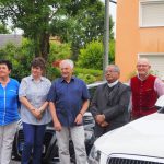 Mehrere Personen mit Bischof