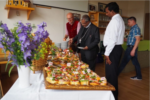 Erzbischof beim Buffet