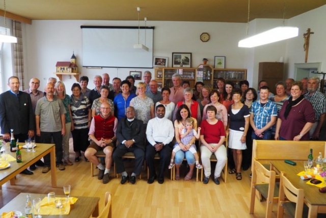 Gruppenfoto mit Erzbischof Francis