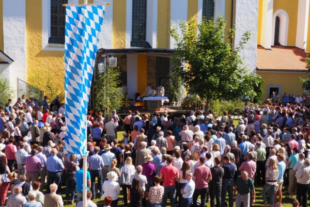 Viele Menschen feierten den Festgottesdienst mit Erzbischof Francis