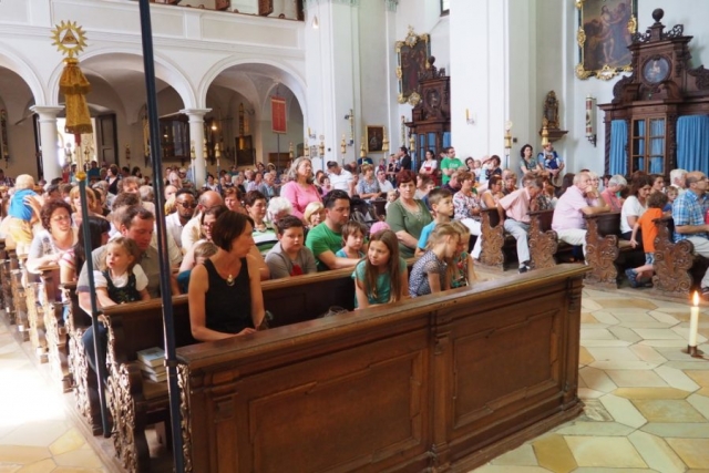 Volle Kirche bei der Kindersegung