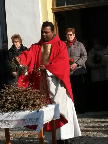P. Jose weiht die Palmzweige P. Jose weiht die Palmzweige