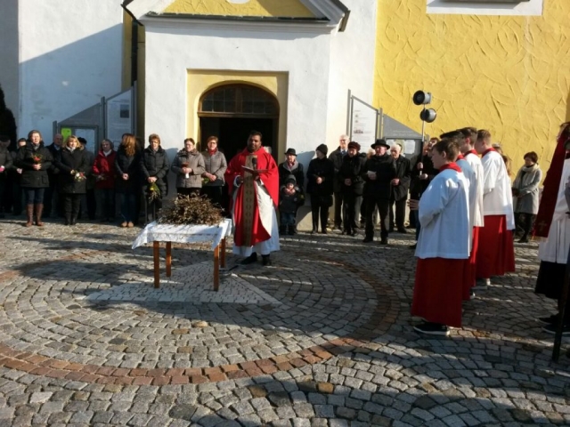 Palmweihe vor der Kirche Palmweihe vor der Kirche mit Gläubigen
