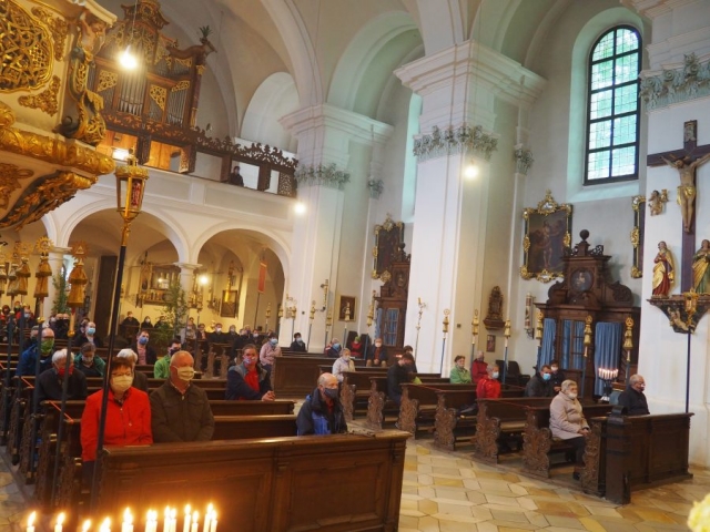 Voll besetzte Kirche zu Corona-Zeiten
