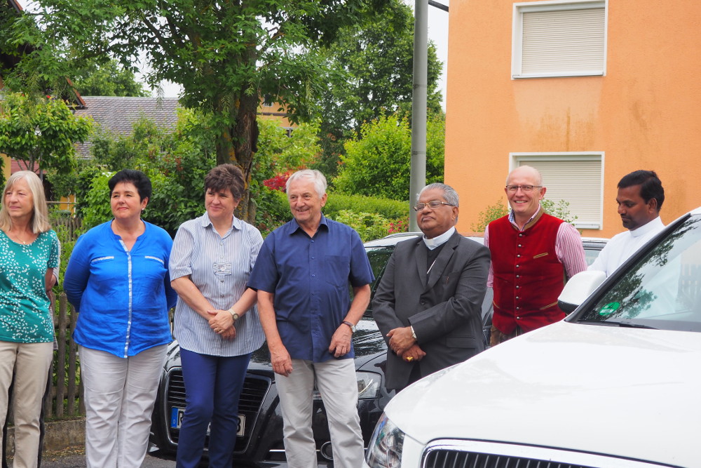 Mehrere Personen mit Bischof